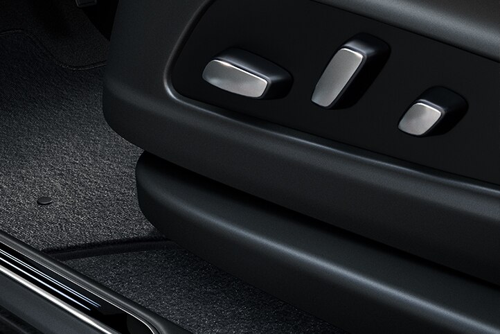 Asientos de piel con ajuste eléctrico de hasta 8 vías con adaptación lumbar