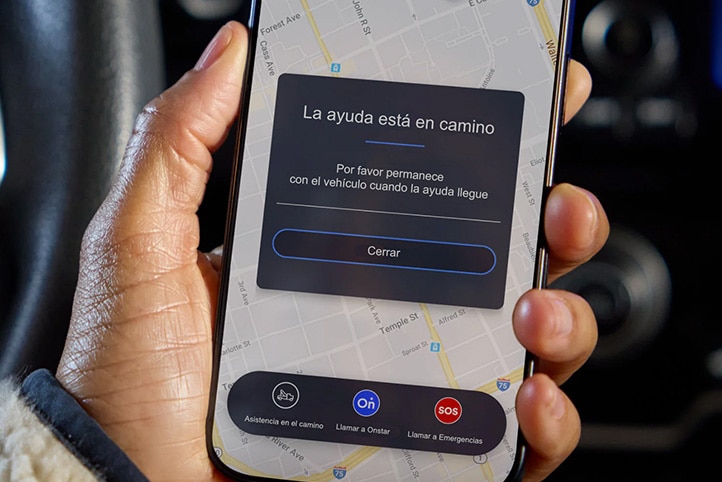 OnStar está para ti: asistencia en situaciones de riesgo con apoyo inmediato al presionar el botón rojo.